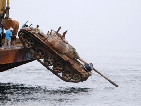 Tanklar balık neslini korumak için denize atıldı