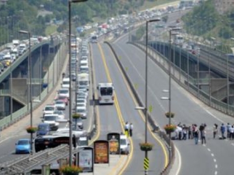 Bakım çalışmaları sona eren Haliç Köprüsü, trafiğe açıldı. 