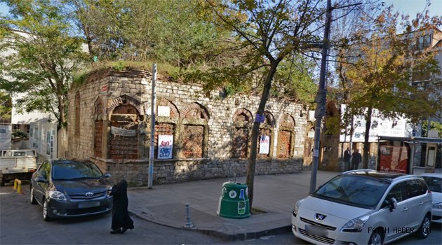 Fatih'in merkezinde bir harabe