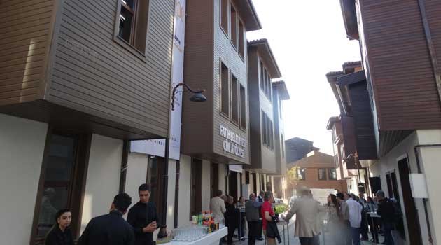 Nursen & Güvenç Güven Saray Çinileri sergisi