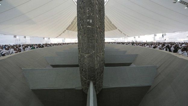 HACILAR BİRBİRİNİ TAŞLAMASIN DİYE ORTAYA DEVASA DUVAR ÖRMEK ZORUNDA KALDI